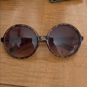 Oversized round tortoiseshell sunglasses!